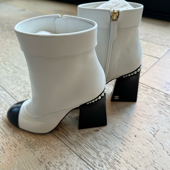 Chanel White and Black booties - Picture 4 of 9